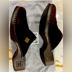 🐻 Chanel Suede clogs 🐻